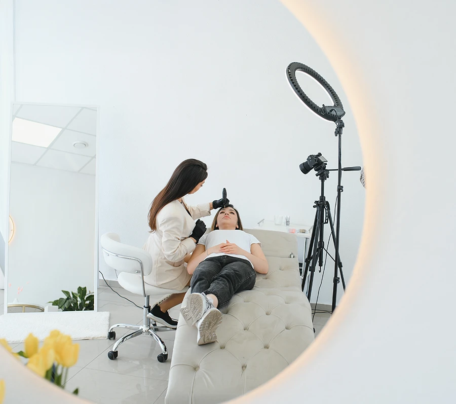 about-us-home-esthetic-project Profesional de estética en una intervención - Aparatología estética - Esthetic Project